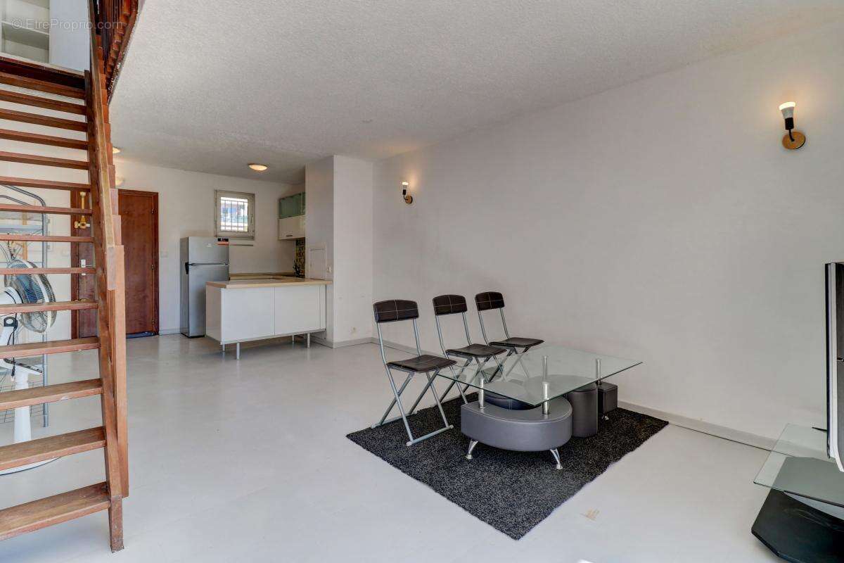 Appartement à SAINT-LAURENT-DU-VAR