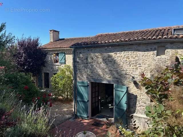 Maison à BAZOGES-EN-PAREDS