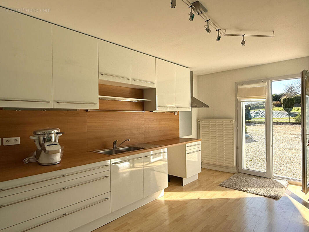 Maison à SAINT-GENES-CHAMPANELLE