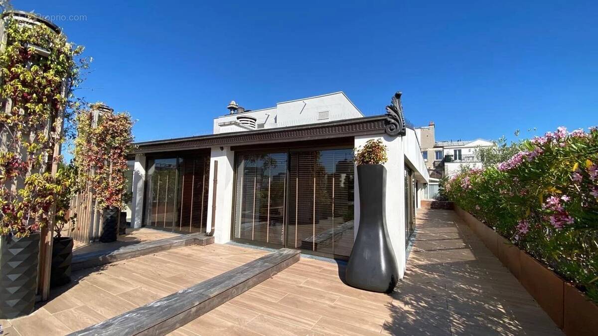 Appartement à PARIS-16E