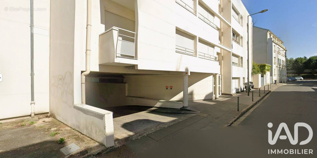 Photo 1 - Parking à TOURS