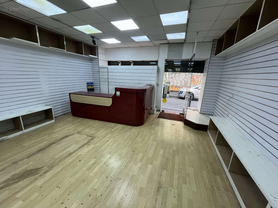 Local commercial rdc 116m2 + mezzanine 19m2 + sous-sol 80m2  rue tapis vert - photo 2