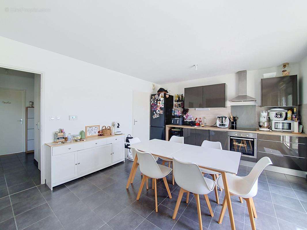 Appartement à CHUZELLES