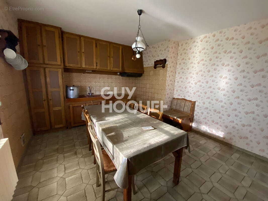 Maison à SAINT-ETIENNE-DE-FONTBELLON