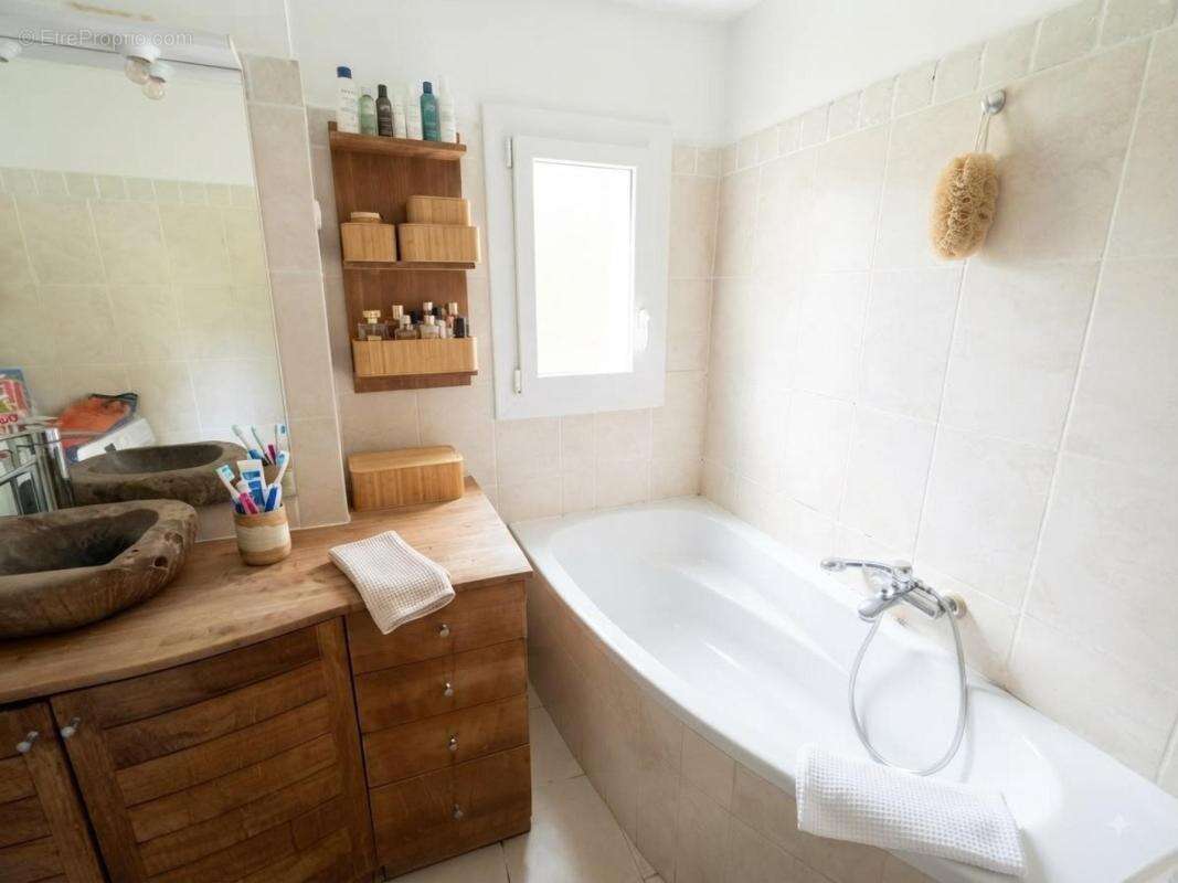 À vendre : t4 rénové de 67 m² avec parking et cave - cogolin centre-ville - photo 3