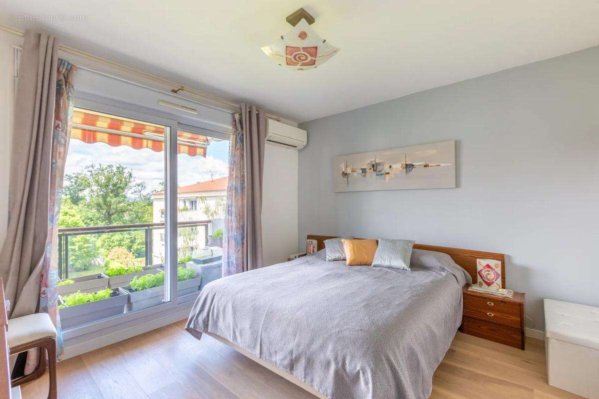 Appartement à MEYZIEU