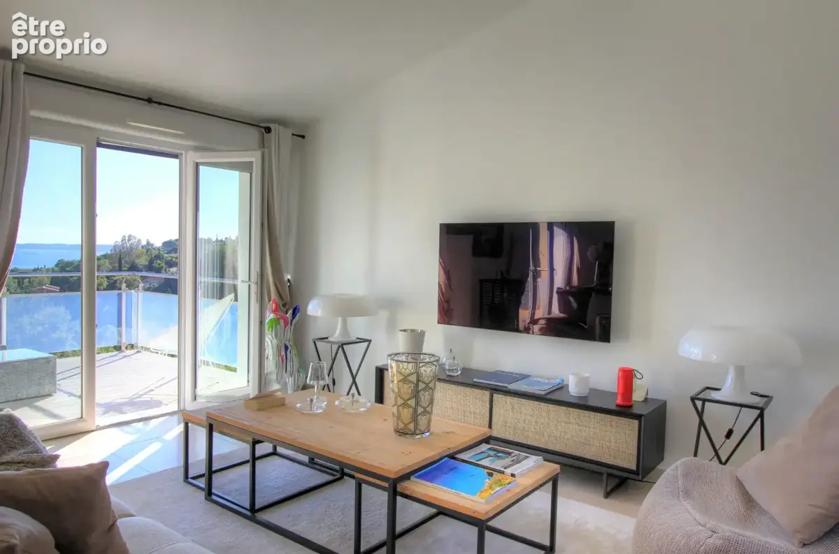 À vendre villa de 150 m² 5 pièces avec une jolie vue mer sur le golfe de saint-tropez et les collines, avec piscine et parking,  - photo 8