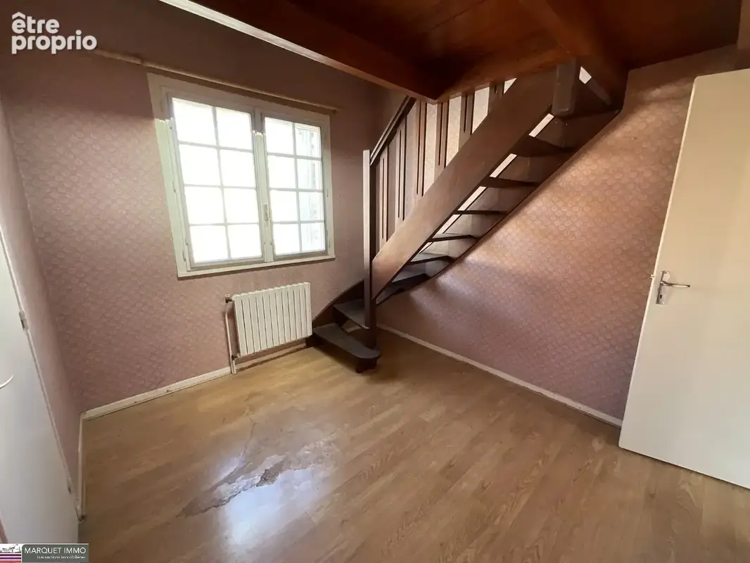 Cadre verdoyant et calme pour cette maison traditionnelle T6 de 141 m², en 3 faces, sur un terrain clos, arboré, piscinable et i - photo 16