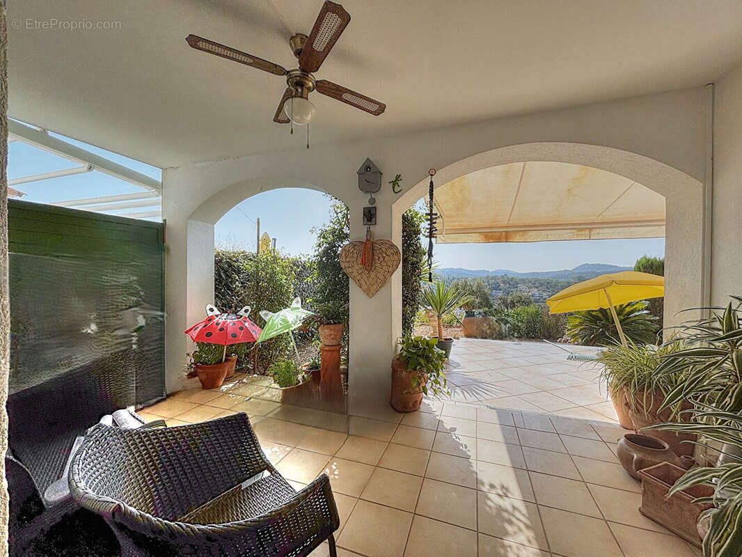 Villa néo-provençale à vendre à Saint-Raphaël avec piscine et vue dégagée - photo 4