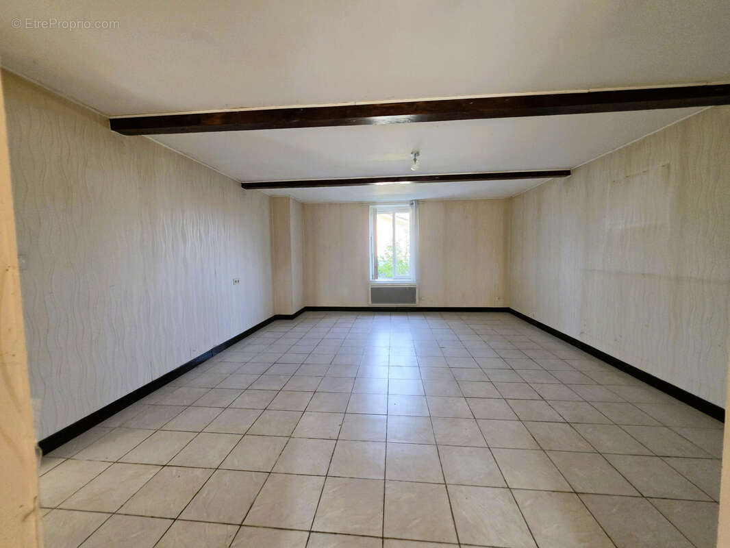 Gros potentiel pour cette ferme a rafraichir sur mezeriat - photo 8