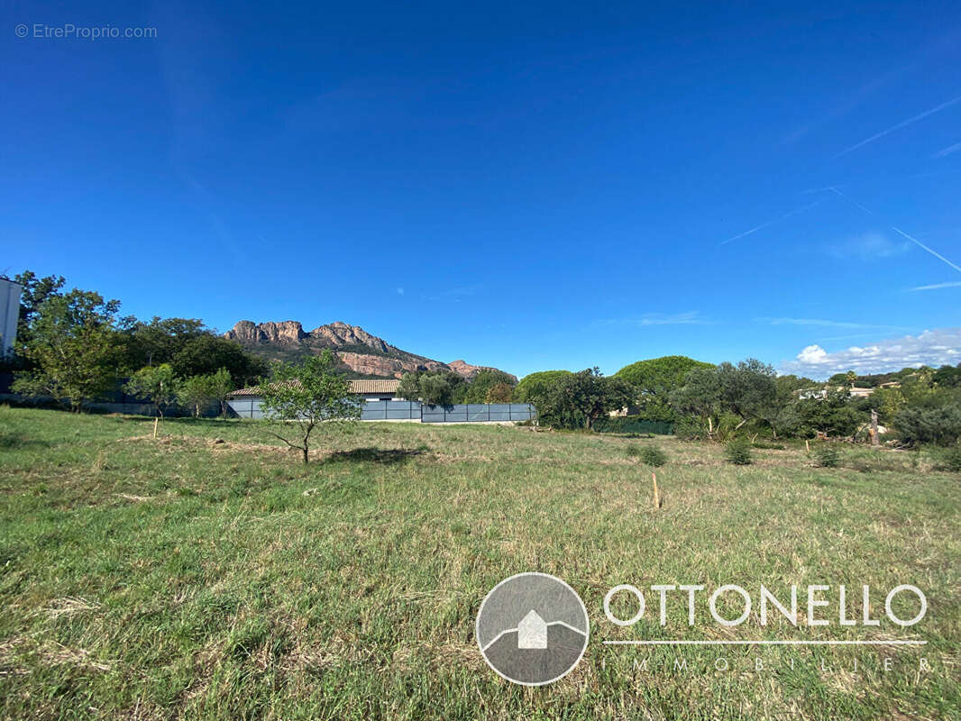 Terrain à ROQUEBRUNE-SUR-ARGENS