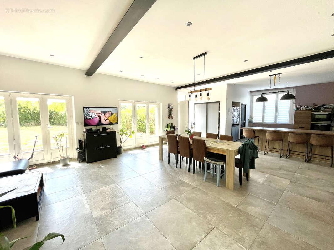 Maison avec beaux volumes - 3 chambres - garage et jardin - photo 9