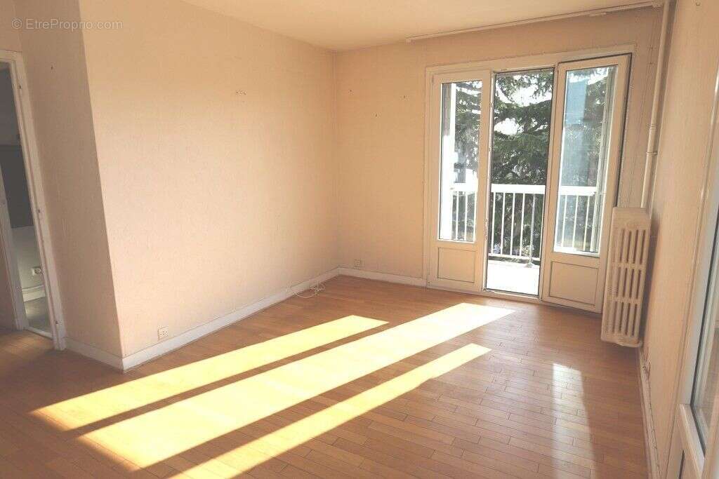 Appartement à LES PAVILLONS-SOUS-BOIS