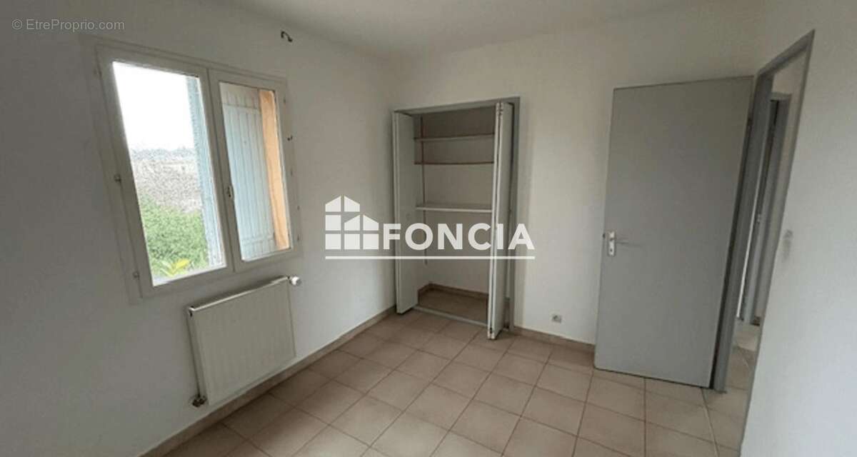 Maison à ENTRAIGUES-SUR-LA-SORGUE