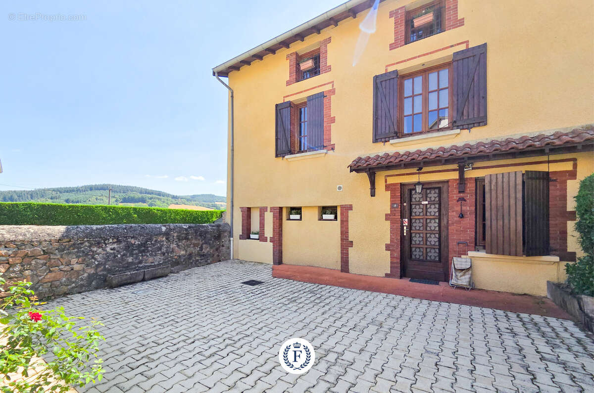 1 heure de Lyon : charmante maison de village avec garage double et terrain arboré. - photo 4