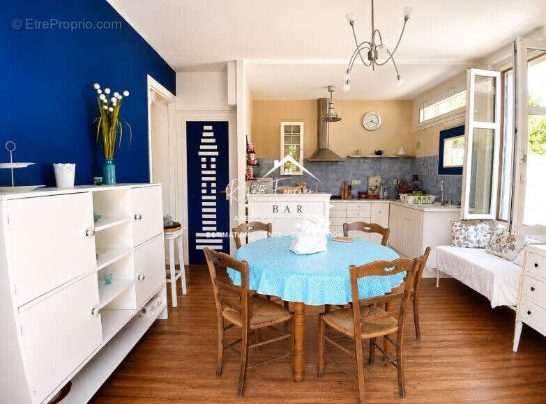 Cuisine avec coin repas - Maison à CHATELLERAULT