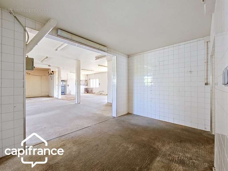 Local d’activité 260 m² + logement 132 m² – parking privé – terrain 1 690 m² – forte visibilité – Thouars (79100) - photo 10