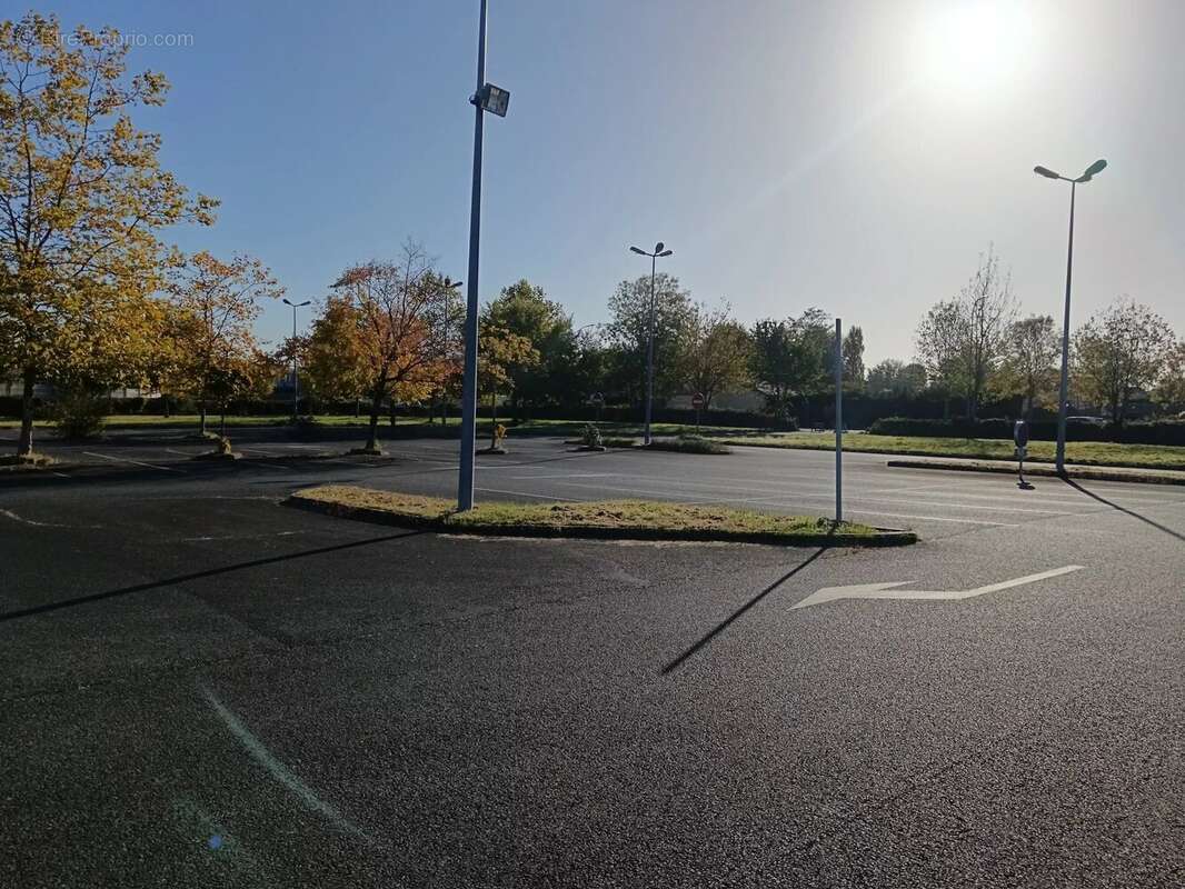 Commerce à NUEIL-LES-AUBIERS