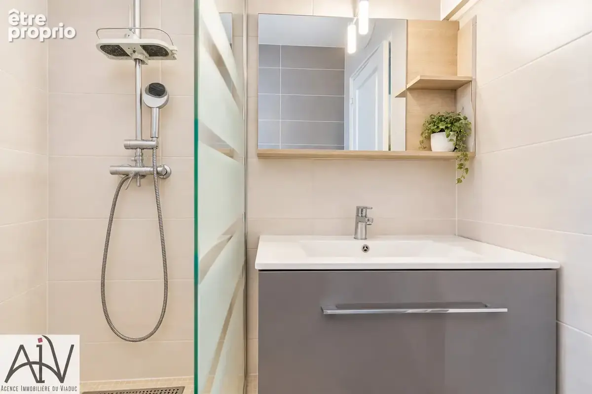 Appartement 5 pièces de 82 m2 avec trois chambres, box et cave - photo 10