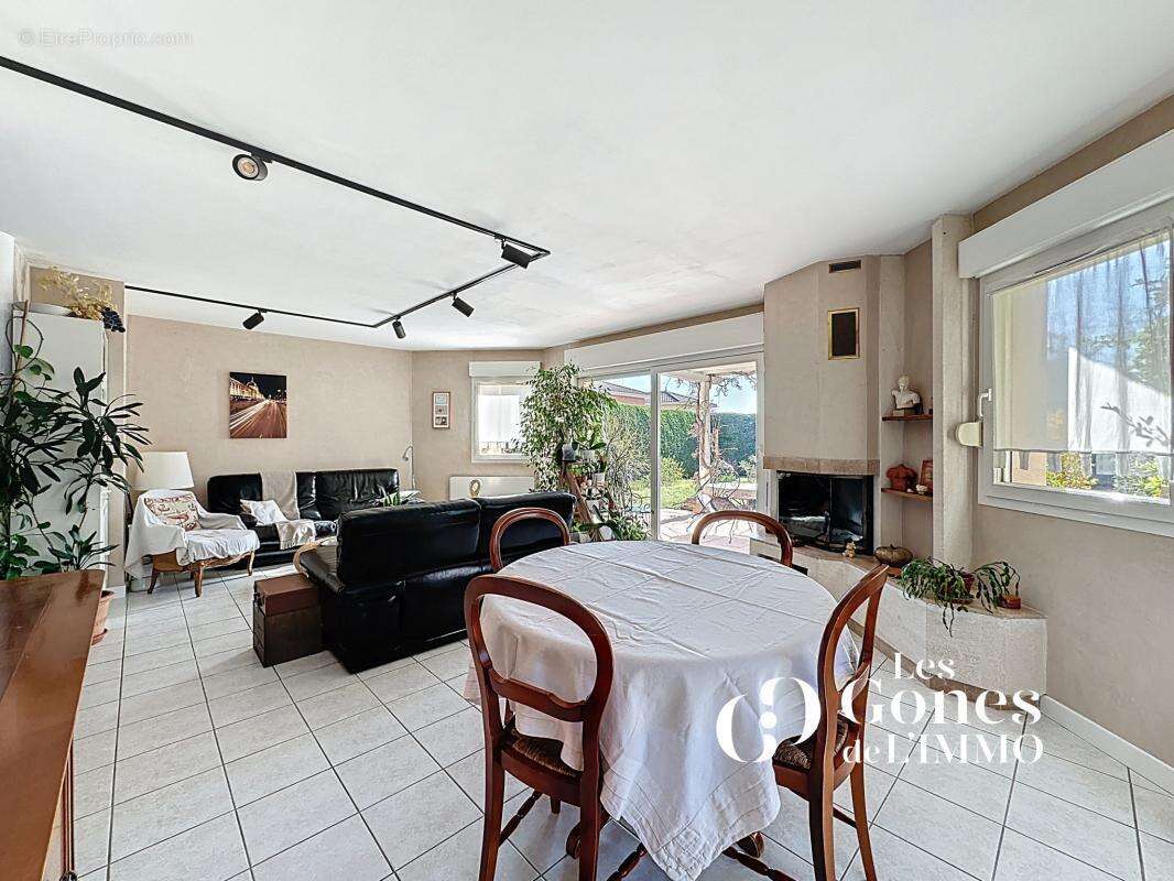 Maison à SAINT-GENIS-LES-OLLIERES