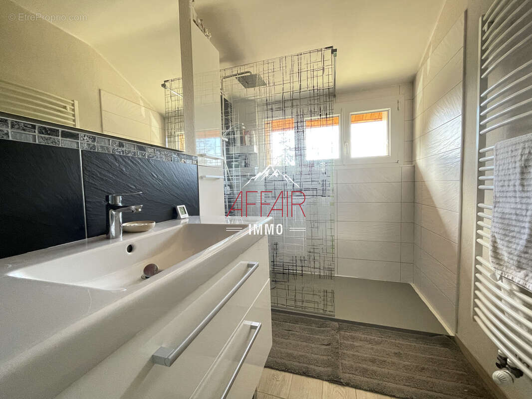 Appartement à COLLONGES-SOUS-SALEVE