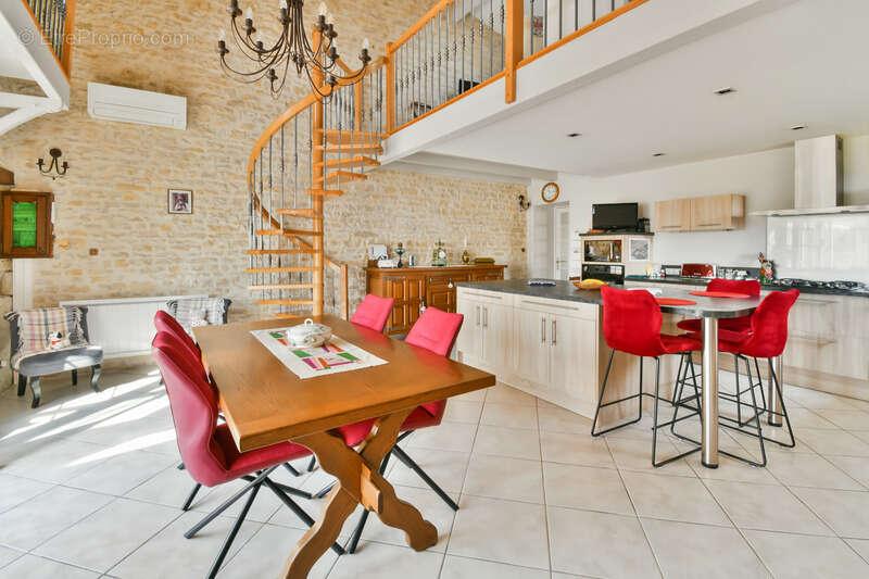 Maison à SAINT-JEAN-D'ANGELY