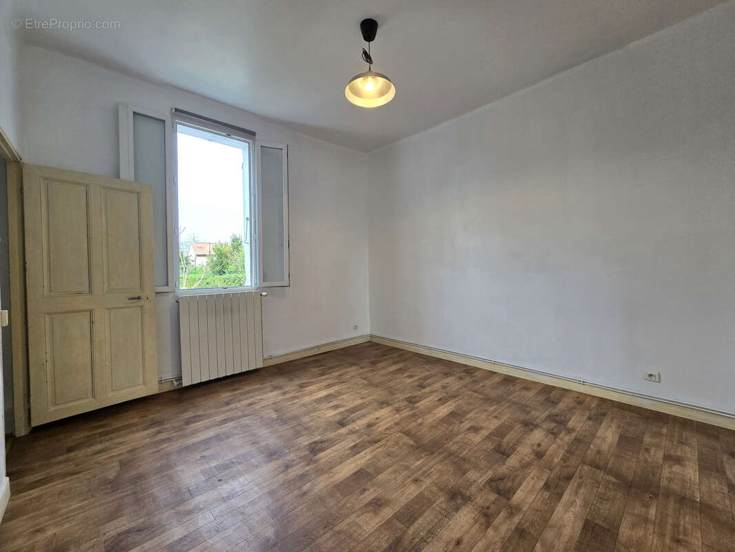 Maison à ENTRAIGUES-SUR-LA-SORGUE