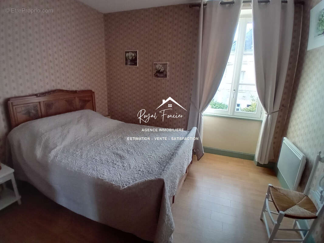 Etage : Chambre 2  - Maison à DESCARTES