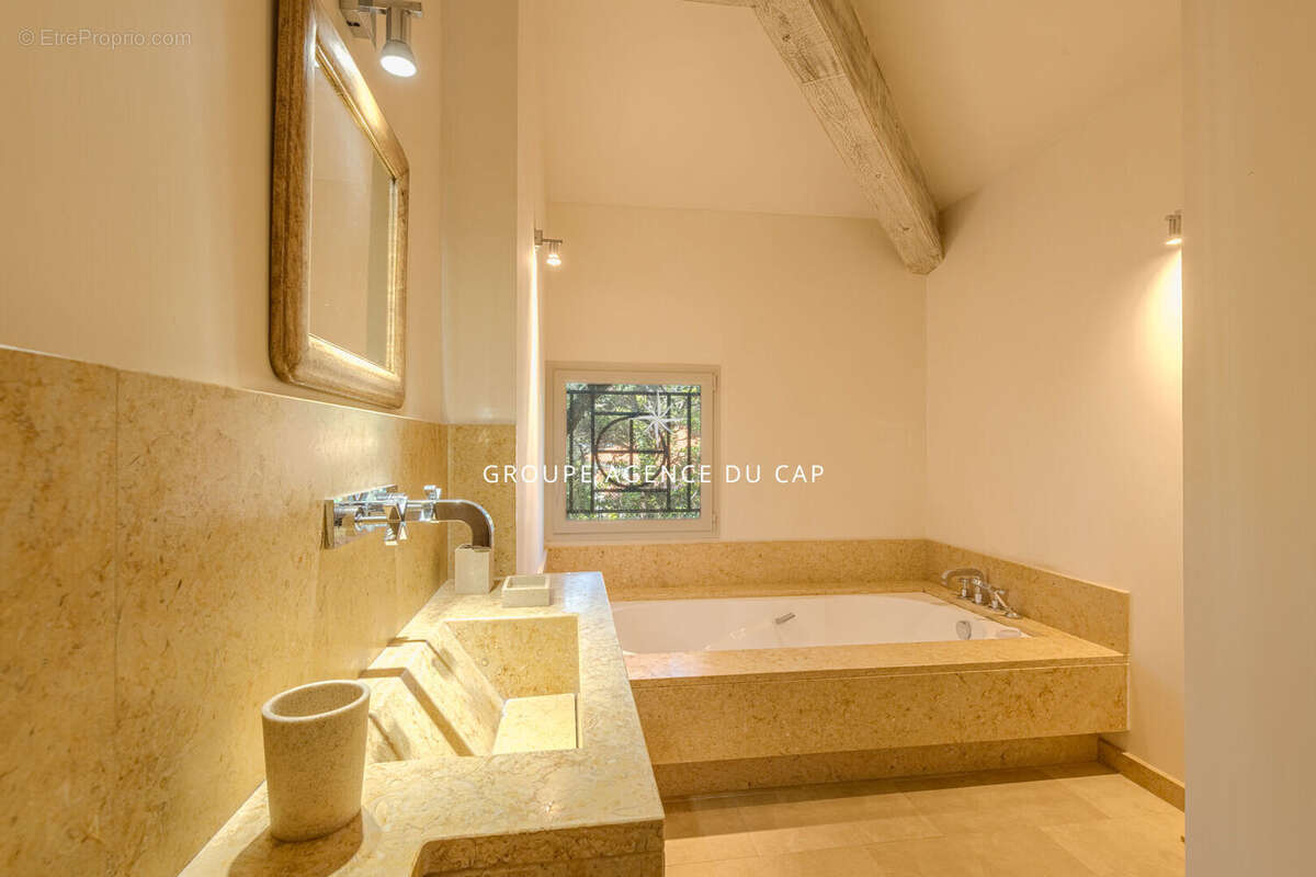 Superbe villa pieds dans l' eau avec acces prive a la plage - photo 18