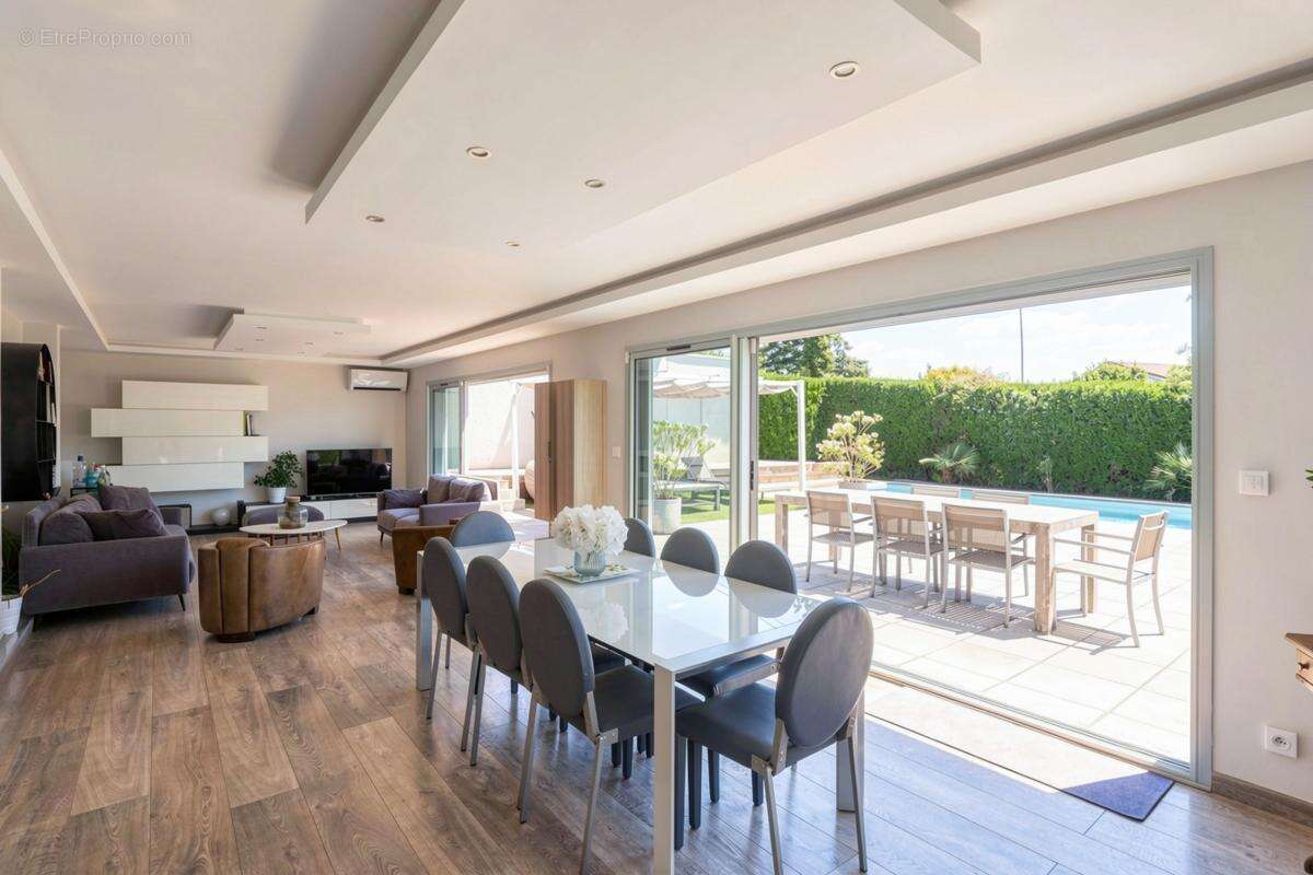 Maison 285 m² à Corbas  - photo 9