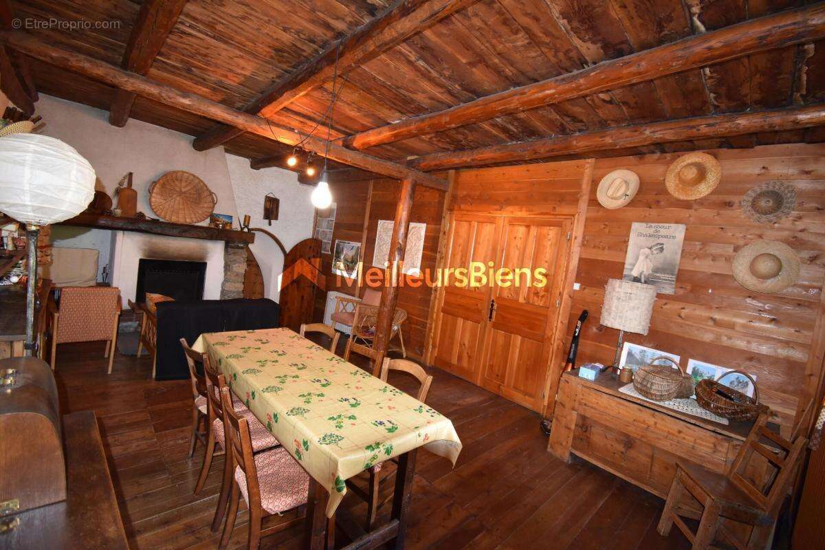 Maison de village, mitoyenne, à Névache, 140 m², 4 chambres, petit jardin, cave voûtée et cheminée - photo 6