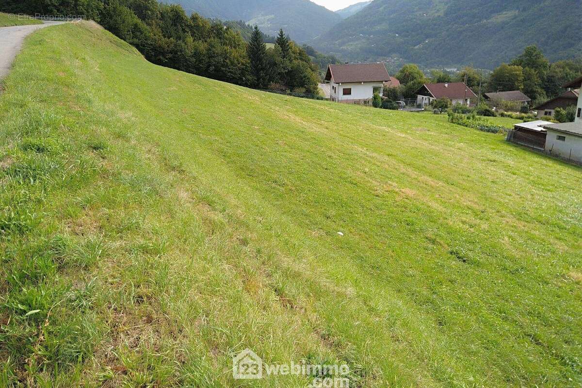 C&#039;est sur cette vaste parcelle que ce nouveau lotissement vous accueille - Terrain à MARTHOD