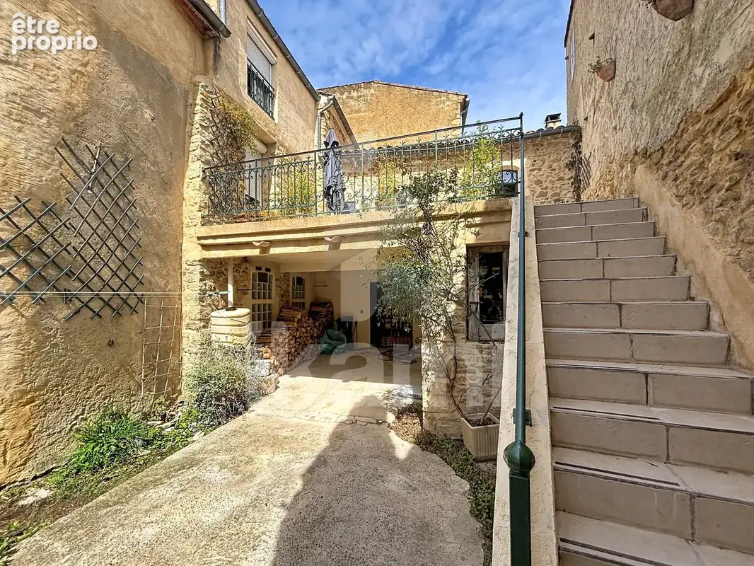 Cœur de village   maison de charme avec terrasse, cour et cave voûtée - 2 parkings - photo 3