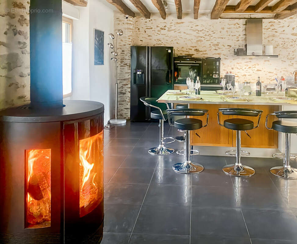 Cuisine ouverte sur séjour - Maison à OZOIR-LA-FERRIERE