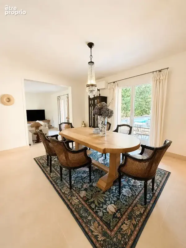 Propriété d'une magnifique architecture de 220 m² sur 3600m² de terrain avec piscine et garage double ainsi que sa dépendance. - photo 9