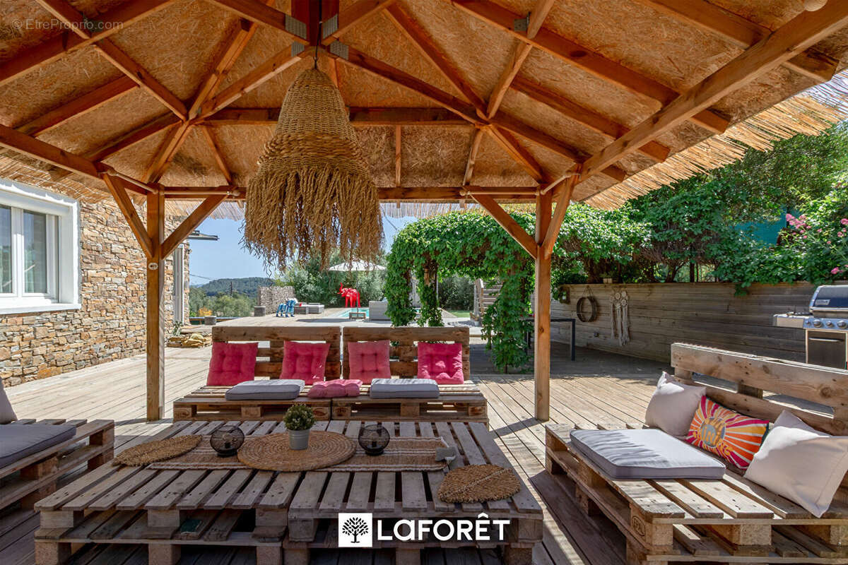 BANDOL - Magnifique villa de caractère avec piscine, cuisine d'été, vue dégagée et fort potentiel - photo 11