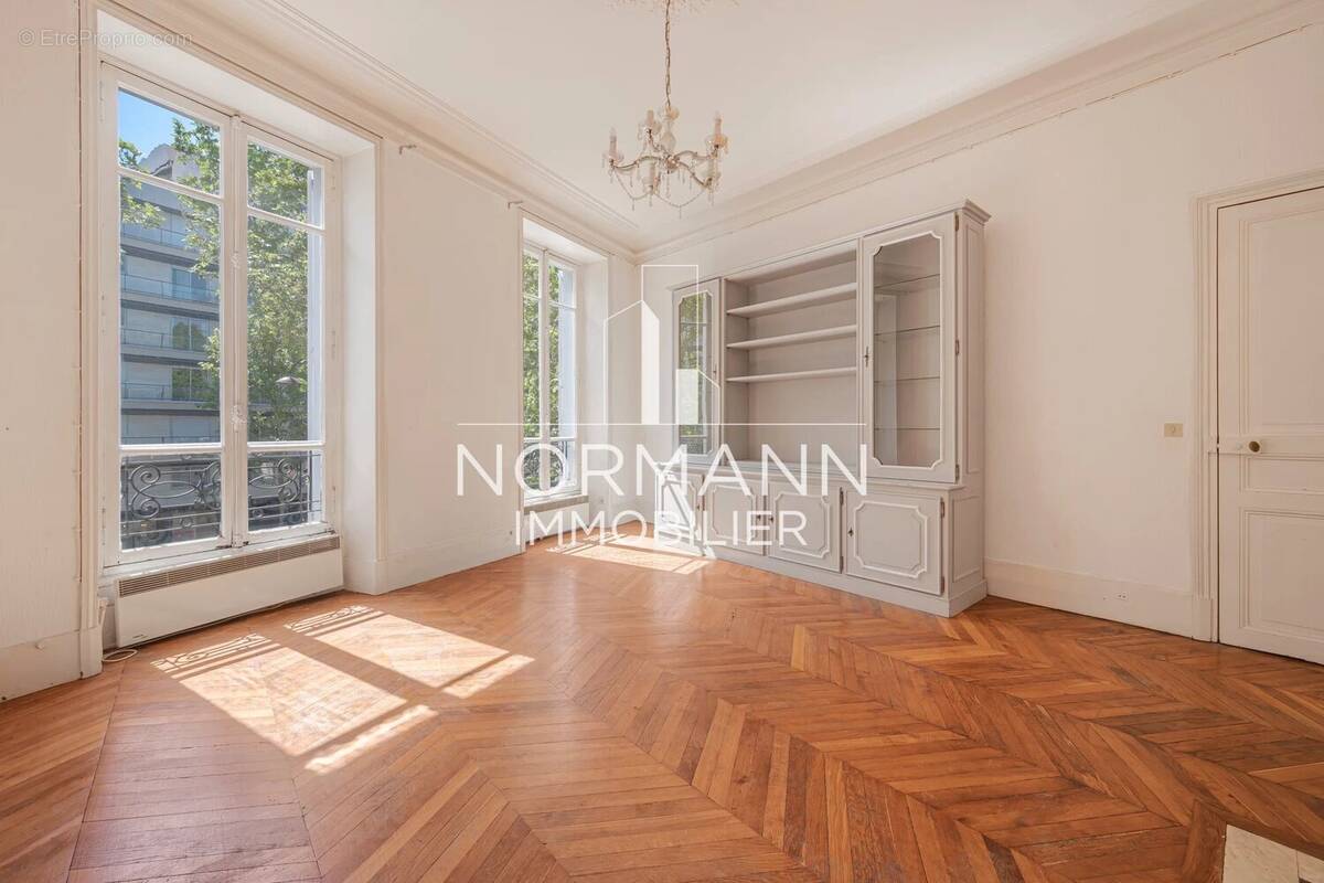 Appartement à NEUILLY-SUR-SEINE