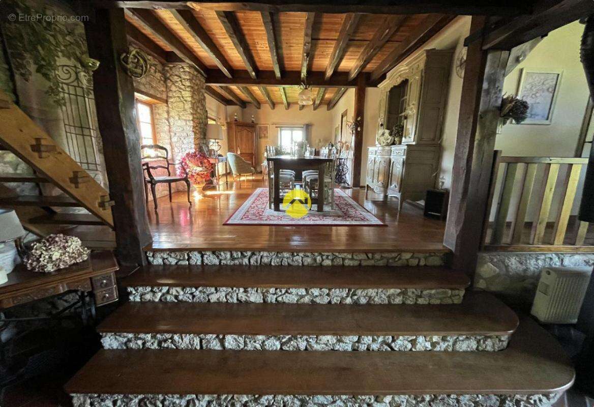 Maison à SAINT-REMY-SUR-DUROLLE