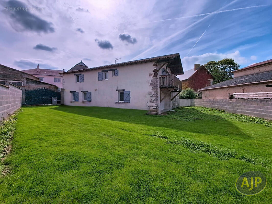 Maison à SAINT-ANDRE-TREIZE-VOIES