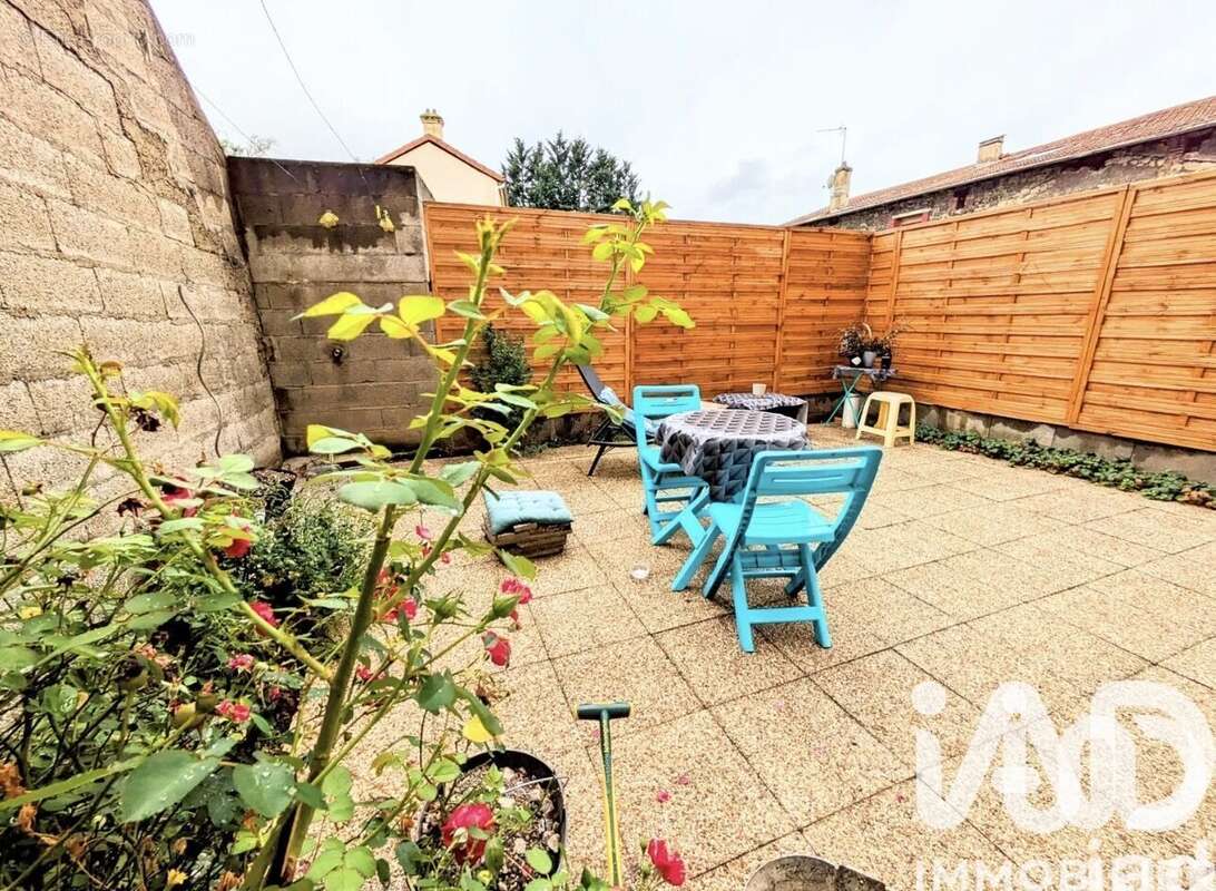 Photo 2 - Appartement à LE CHAMBON-FEUGEROLLES