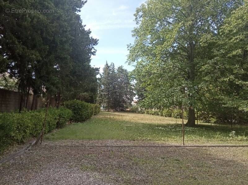 Terrain à SALON-DE-PROVENCE