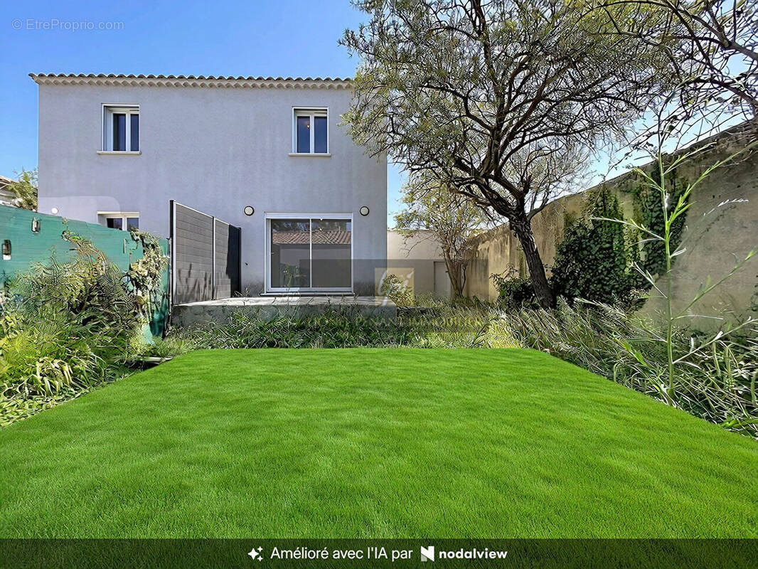 Maison à ENTRAIGUES-SUR-LA-SORGUE
