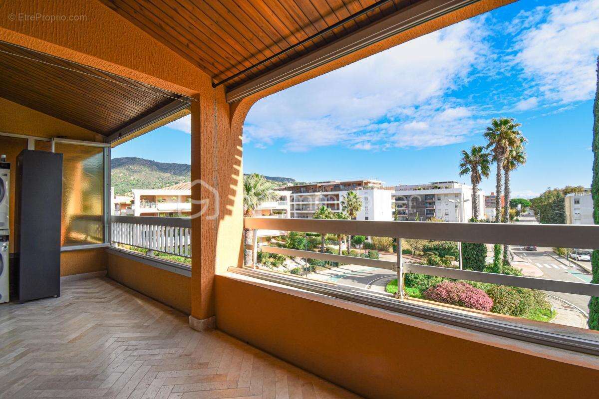 A la vente T3 entièrement rénové au 3ème et dernier étage! - photo 2