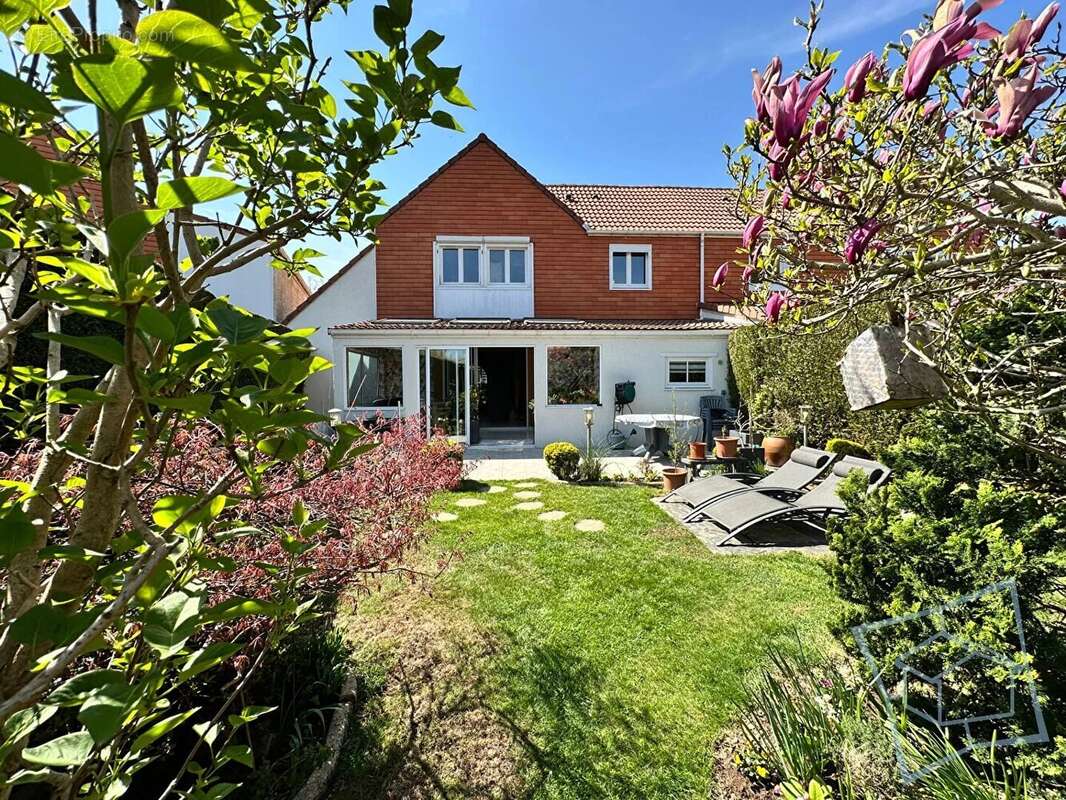 Maison à VOISINS-LE-BRETONNEUX