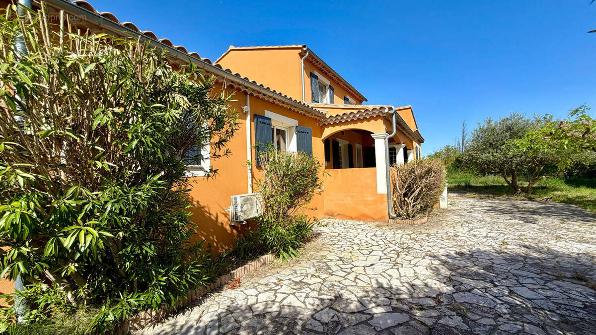 Maison à ENTRAIGUES-SUR-LA-SORGUE