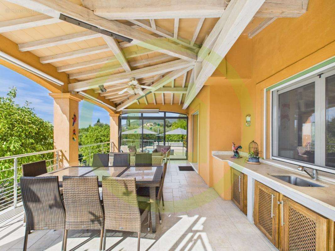 Maison à CHATEAUNEUF-GRASSE