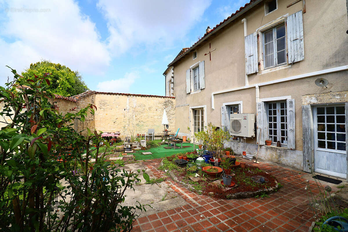 Maison à AIGRE