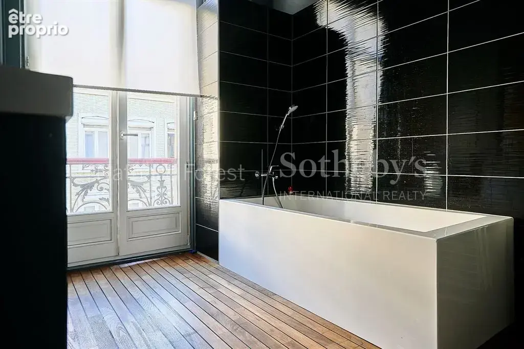 Exclusivité . Lille Sébastopol , splendide appartement type 5 entièrement rénové . Cave . parking . - photo 18