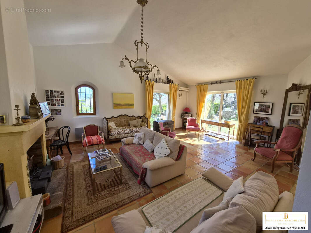 Maison à SAINT-CEZAIRE-SUR-SIAGNE