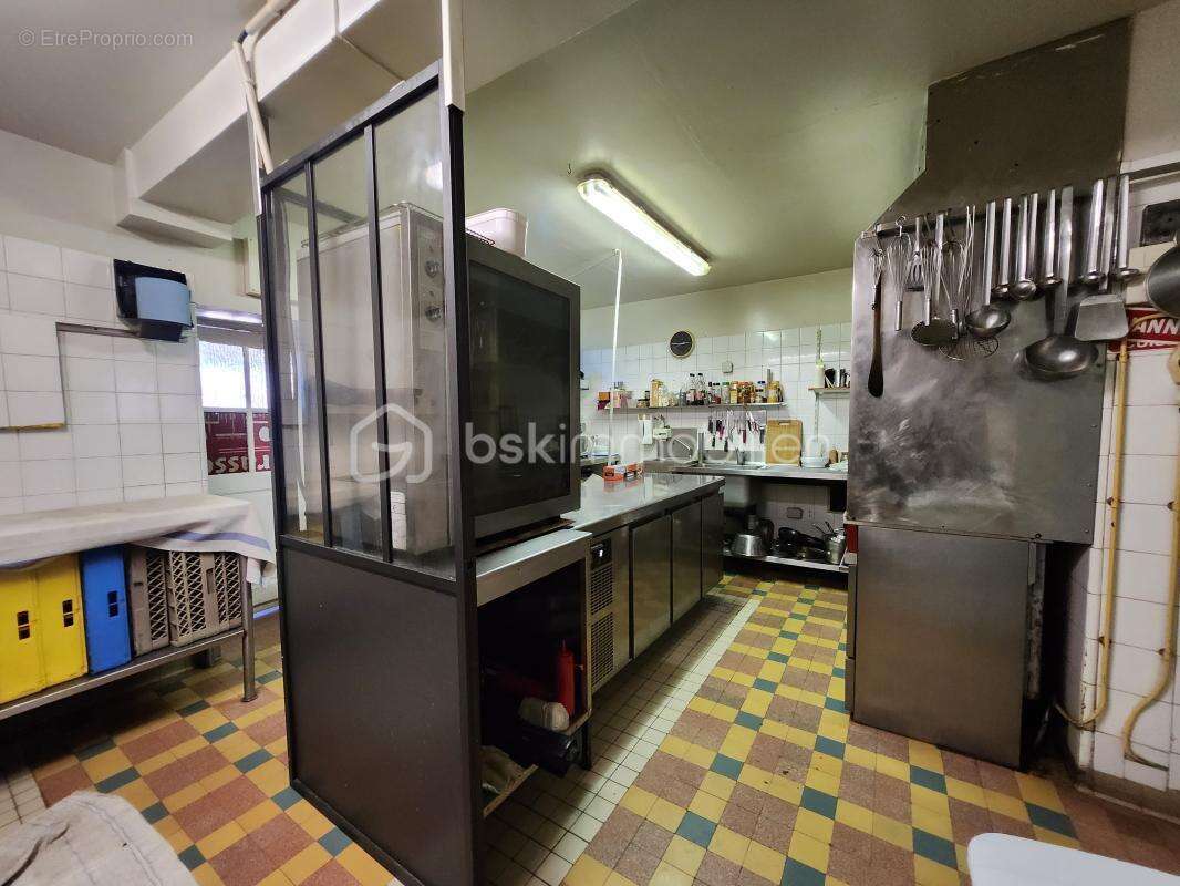 Commerce à COURS-LES-BARRES